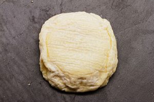 Le saint-marcellin est un fromage rond à pâte molle. 