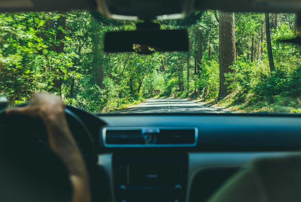 L'intérieur d'une voiture sur une route