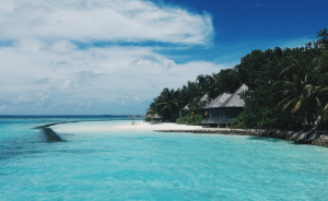 Plage de sable blanc et d'eau turquoise