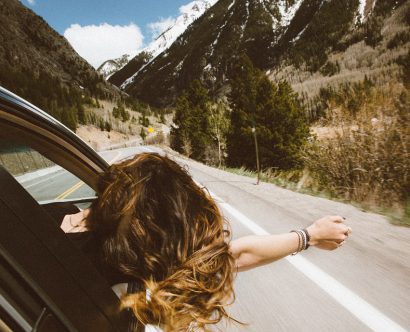 femme passant la tête par la fenêtre de la voiture
