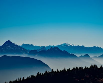 Chaîne de montagnes enneigées en France