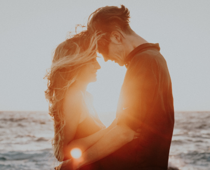 Couple qui s'embrasse au coucher de soleil